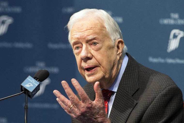     Jimmy Carter gesticula enquanto fala.