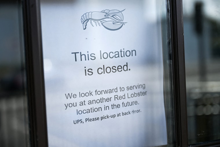 240523-torrance-calif-red-lobster-location-closed-sign-ac-447p-4ea155.jpg