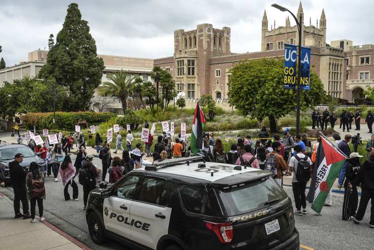 Image: Pro-Palestinian protesters along the UCLA campus 