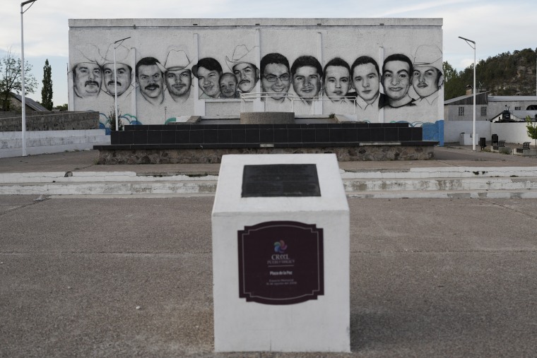 Os rostos de 13 moradores que foram mortos a tiros na praça da cidade de Creel, no México, cobrem uma parede como um memorial