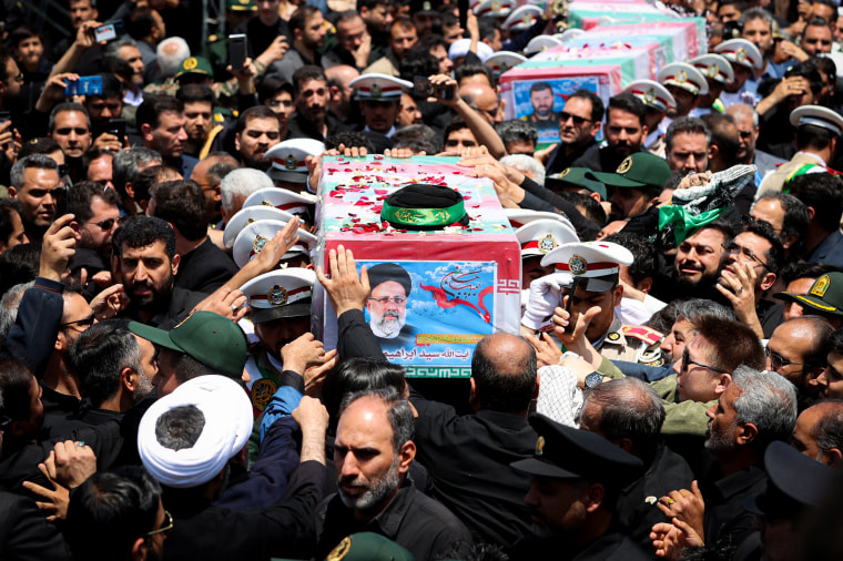 Soldados carregando o caixão do falecido presidente iraniano Ebrahim Raisi.