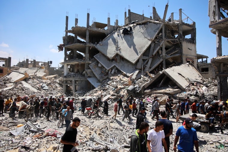 Palestinians returned briefly to check on their homes in the Jabalia refugee camp on May 30, 2024, amid the ongoing conflict between Israel and the militant group Hamas. 
