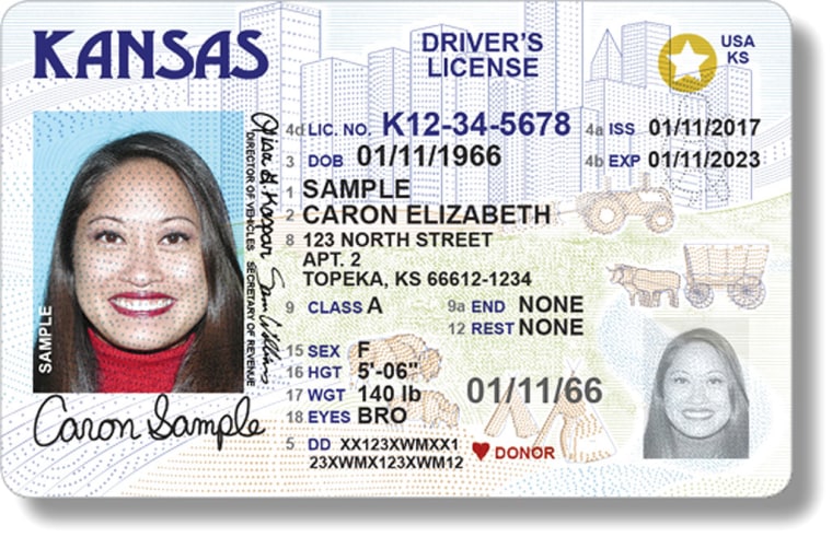 Muestra de una licencia de una licencia de conducción con el símbolo de Real ID en la esquina superior derecha.