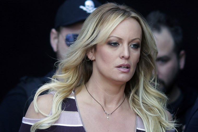 La actriz porno Stormy Daniels testifica en corte cómo conoció a Trump