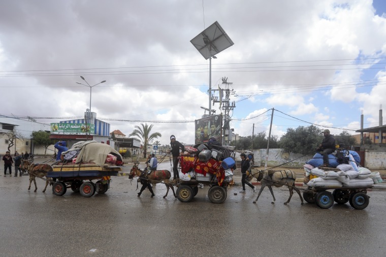 Palestinos huyen de la parte oriental de la ciudad de Rafah el lunes 6 de mayo de 2024.