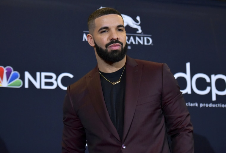 El rapero Drake posa para las cámaras durante la ceremonia de los premios Billboard de la música en Las Vegas, Nevada, el 1 de mayo de 2019.
