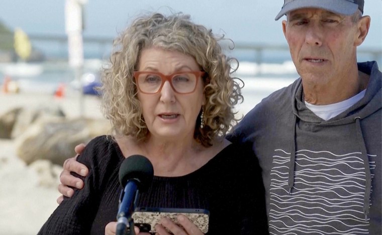 La australiana Debra Robinson y su esposo Martin se dirigen a la prensa en una playa de San Diego, el martes 7 de mayo de 2024 tras la muerte en México de sus dos hijos durante un viaje de surf. 
