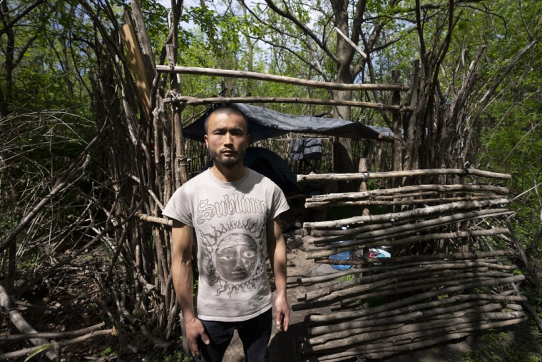 Chen Wang, un inmigrante chino que actualmente se encuentra sin hogar en Nueva York, vive en una tienda de campaña en el bosque que ha convertido en su hogar.