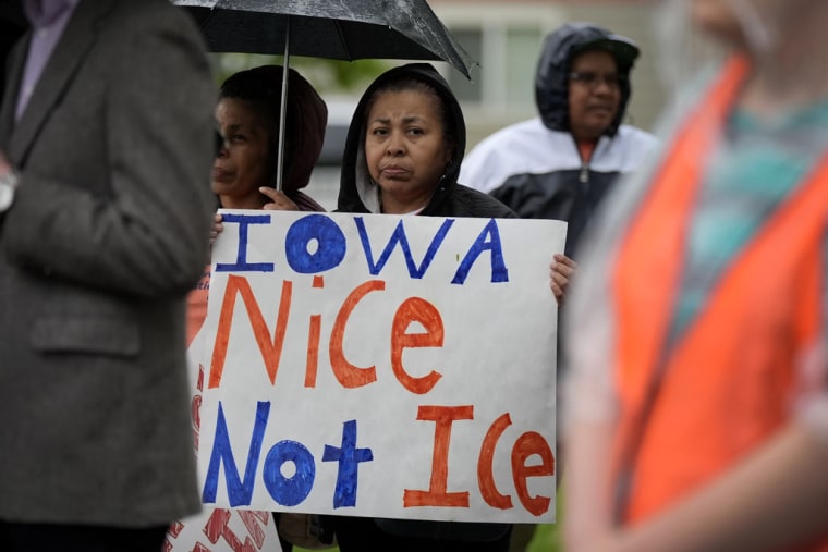Una manifestante durante un acto a favor de los inmigrantes en Des Moines, Iowa, el 1 de mayo de 2024.
