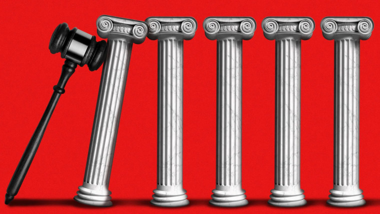 Ilustración de un mazo de juez tocando una serie de columnas jónicas