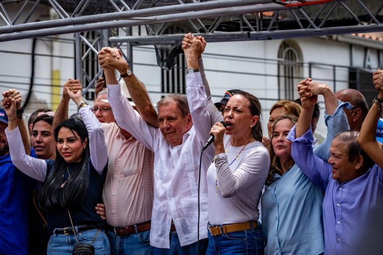 González Urrutia junto con María Corina Machado y otros líderes opositores en La Victoria, Venezuela, el 18 de mayo de 2024.