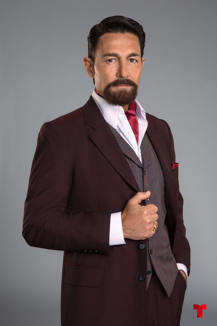 Fernando Colunga como Joaquin, personaje protagónico de El Conde: Amor y Honor de Telemundo