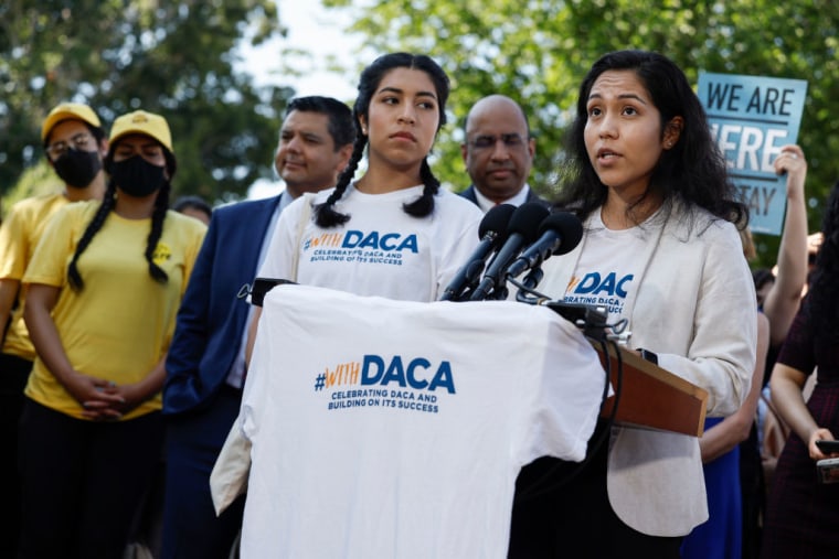 Activistas se pronuncian a favor de DACA, en Washington, DC, el 15 de junio de 2022. 