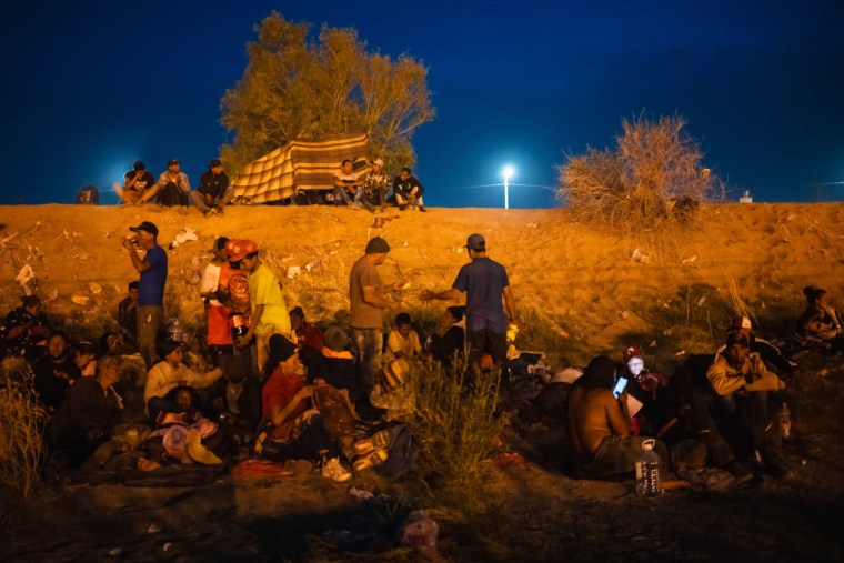 Migrantes en el río Grande, en la frontera entre México y Estados Unidos, en Ciudad Juárez, en México, el 24 de abril de 2024. 