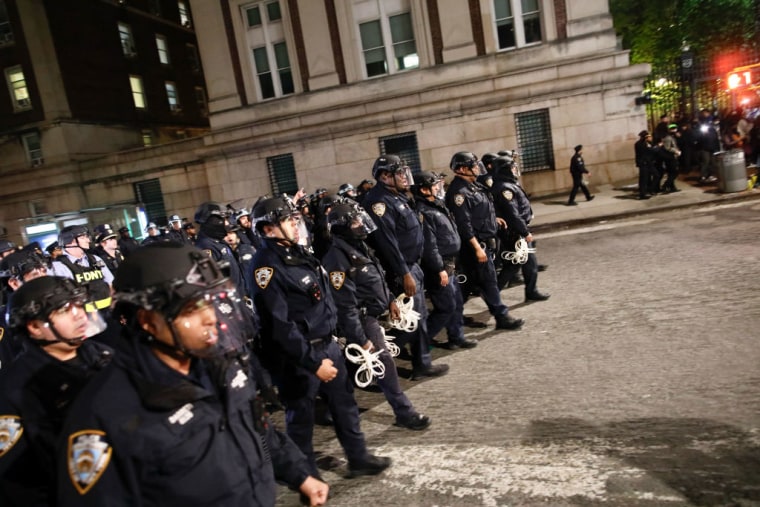 Oficiales de la policía con equipos antidisturbios entran a la Universidad de Columbia, el 30 de abril de 2024.
