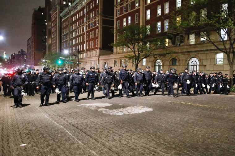 La policía avanza hacia la Universidad de Columbia, en Nueva York, el 30 de abril de 2024.
