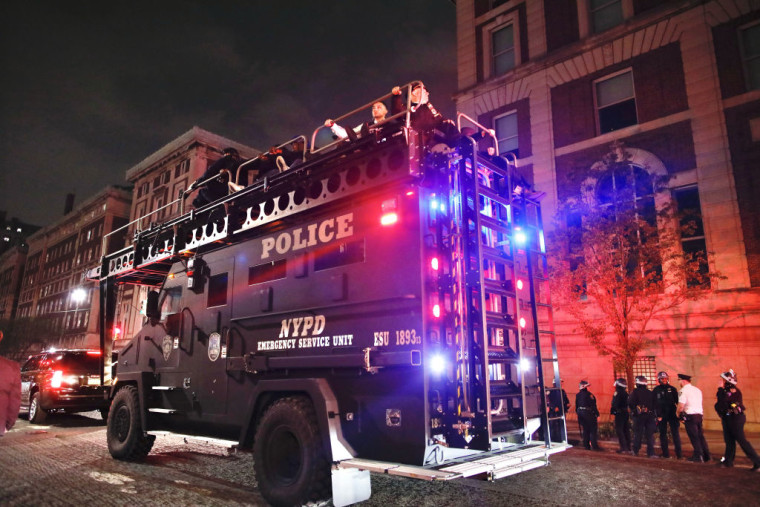 Agentes de la policía de Nueva York arriban a la Universidad de Columbia con equipo antidisturbios, el 30 de abril de 2024.
