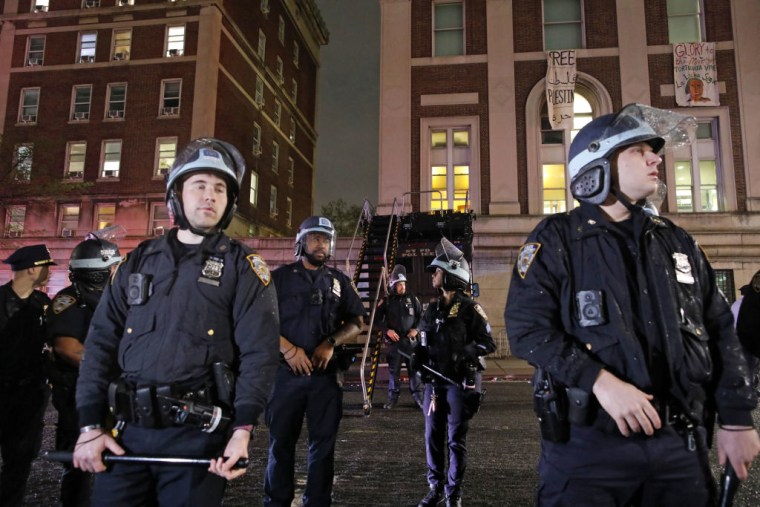 Miembros de la policía de Nueva York, en la Universidad de Columbia, en Nueva York, el 30 de abril de 2024.
