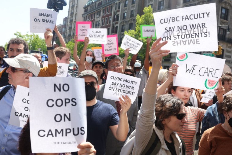 Profesores de Columbia se manifiestan en las afueras de la universidad, en Nueva York, el 1 de mayo de 2024.
