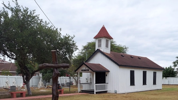 Una iglesia pintada de blanco en el rancho Jackson en San Juan, Texas, por cuyo terreno pasaron personas esclavizadas en el siglo XIX camino a México, donde la esclavitud ya había sido abolida