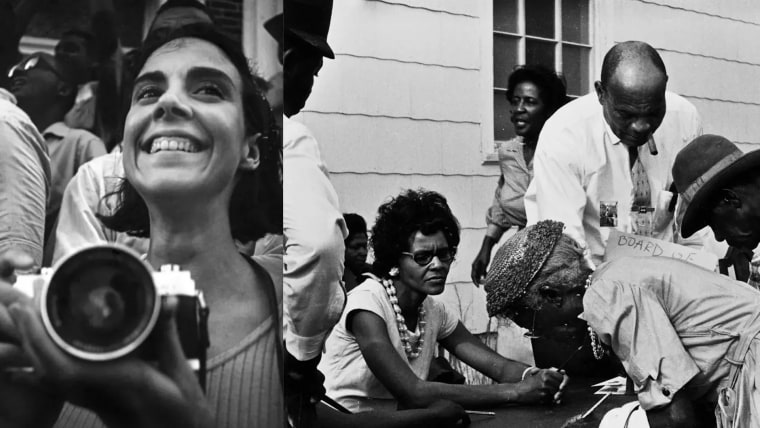 La fotógrafa Maria Varela (izq.) junto a una de sus fotos de personas negras en EE.UU. registrándose para votar en la década de 1960.