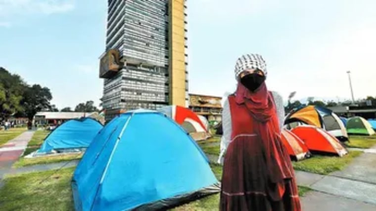 Manifestantes propalestinos instalan campamento en la Universidad Nacional Autónoma de México.