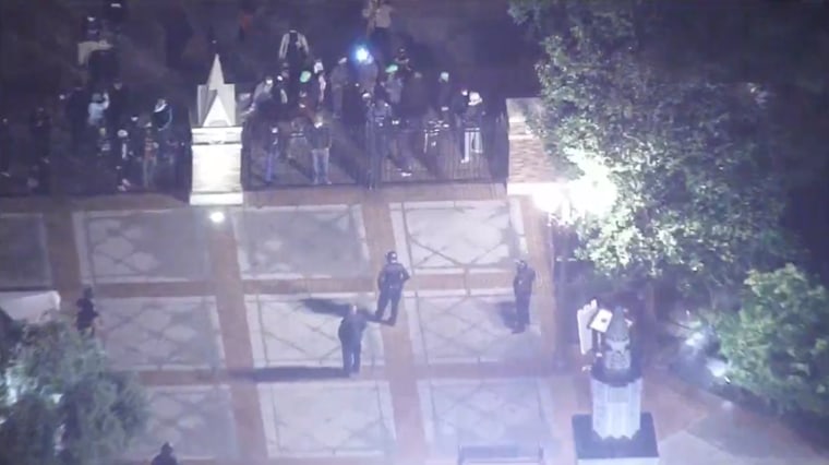 افسران LAPD بخش هایی از محوطه دانشگاه را پاکسازی کرده اند.