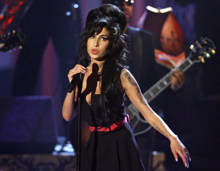 Amy Winehouse performs "Rehab" during 2007 MTV Movie Awards.