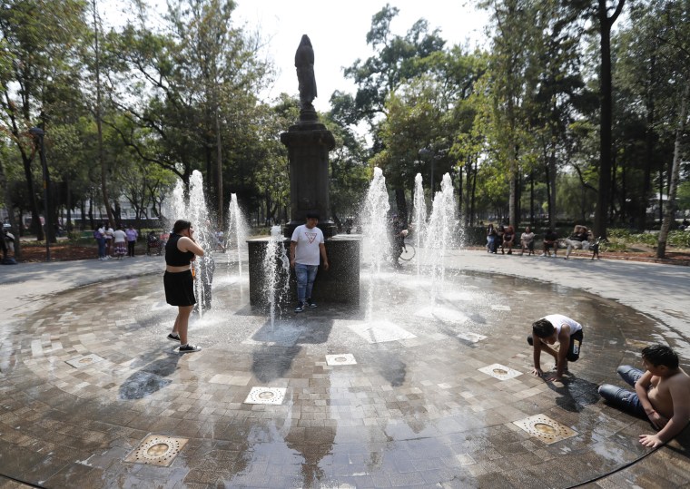 Varias personas se refrescaron en una fuente de la Alameda Central, el 9 de mayo de 2024, en la Ciudad de México (México). 