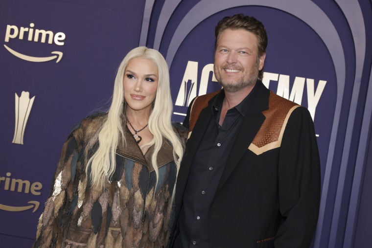 Gwen Stefani and Blake Shelton Perform 'Purple Irises' At Academy of ...