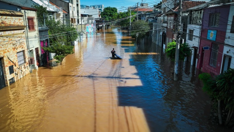 Un hombre intenta caminar por el agua en una calle inundada en el estado brasileño de Rio Grande do Sul, el 7 de mayo de 2024