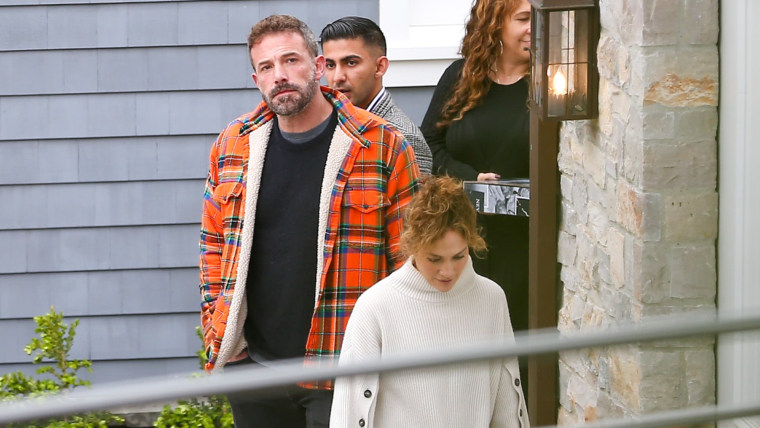 Jennifer Lopez y Ben Affleck saliendo de una casa en California