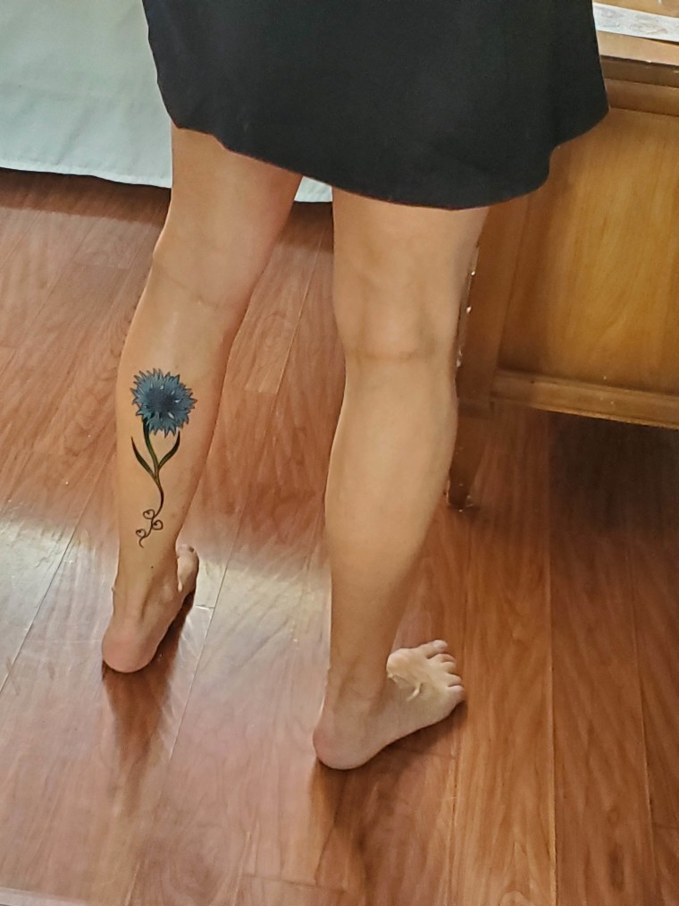Melania Murphy's tattoo of a flower on her calf.