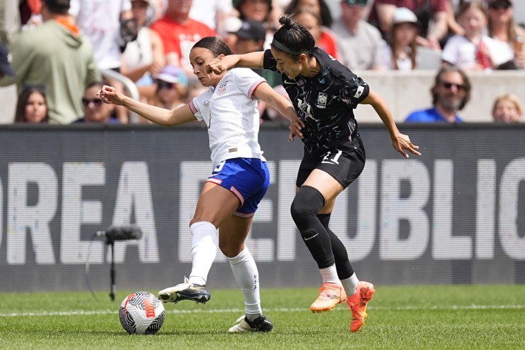 United States forward Mallory Swanson, left, tangles with South Korea forward Choe Yuri,