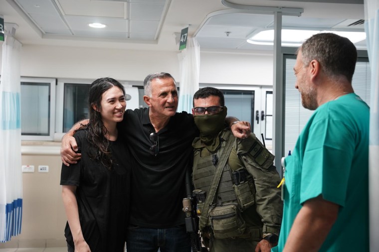 Noa Argamani stands next to her father, a soldier, and a doctor.