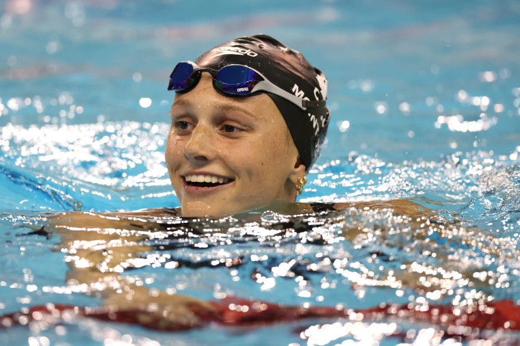 Summer McIntosh after winning the Woman's 400m Freestyle Final during day one of the FINA Swimming World Cup at the Pan Am Sports Centre in Toronto