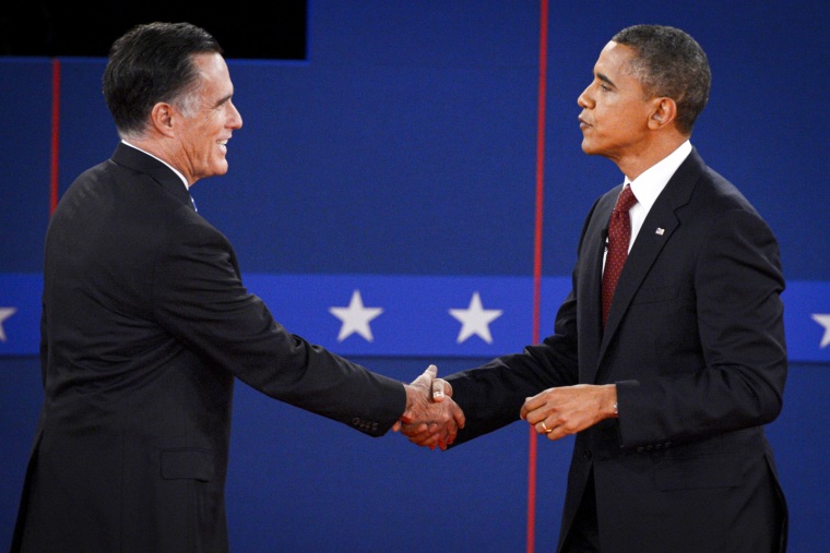 Barack Obama e Mitt Romney apertam as mãos.