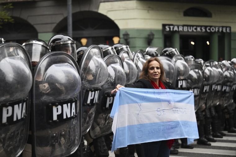 Argentine senators are discussing a key reform package for the ultra-right-wing president Javier Milei, in a session marked by strikes and demonstrations in front of Congress.