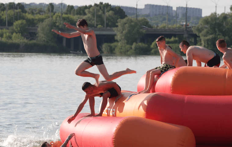 Foliões aproveitam o clima em uma praia em Kharkiv, na Ucrânia, no dia 9 de junho.