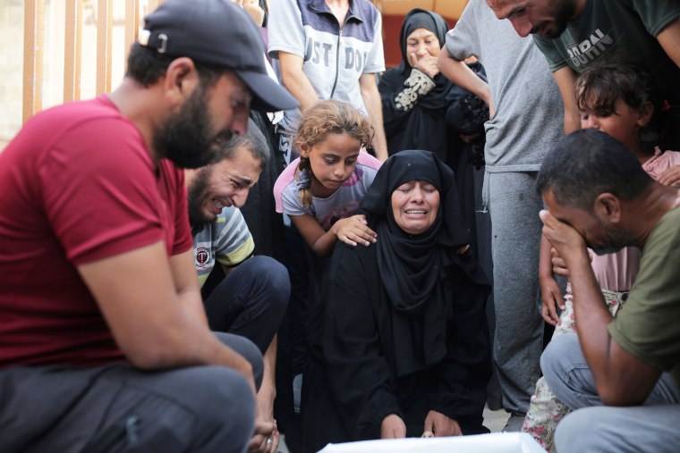 Image: grieve grief mourn family israeli hamas conflict