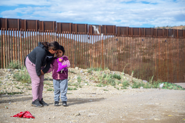 Image: mother daughter migrants child