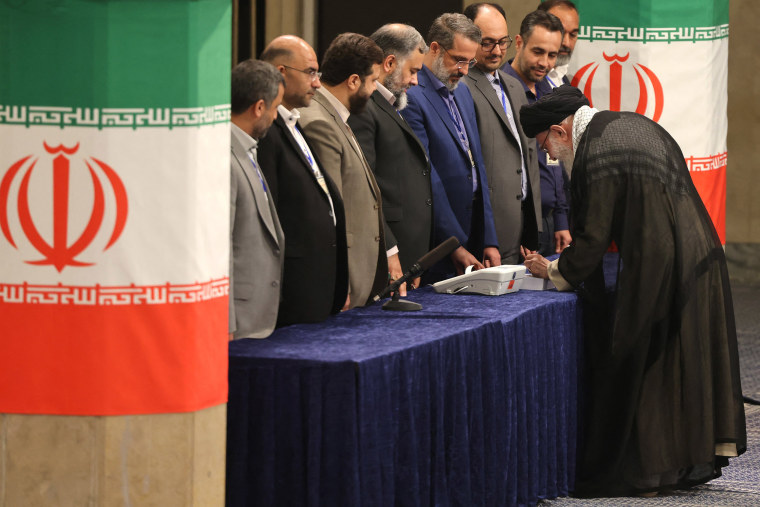 上个月，极端保守派易卜拉欣·莱西 (Ebrahim Raisi) 在一次直升机坠毁事故中丧生，伊朗人民将于 6 月 28 日前往投票站选举新总统，候选人中只有一位改革派。 