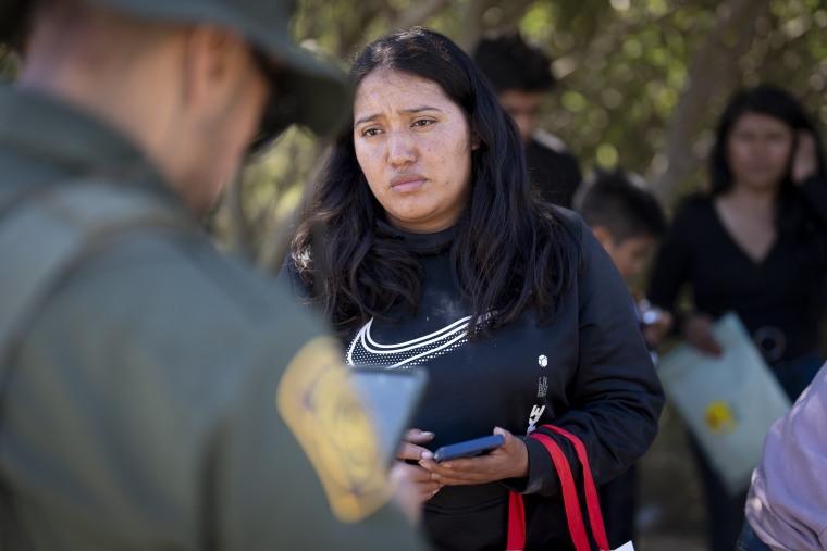 Una migrante de México habla con un agente de la Patrulla Fronteriza previo a ser procesada para el asilo, el miércoles 5 de junio de 2024, cerca de Dulzura, California.