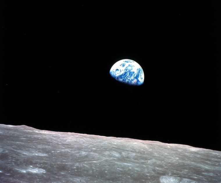 Foto de archivo del 24 de diciembre de 1968, facilitada por la NASA, donde se muestra a la Tierra apareciendo detrás de la superficie de la Luna durante la misión Apolo 8.