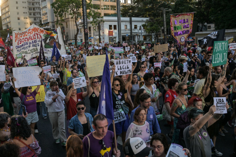 Mujeres de varias edades y hombres marchan en São Paulo el 15 de junio de 2024 con pancartas que dicen 