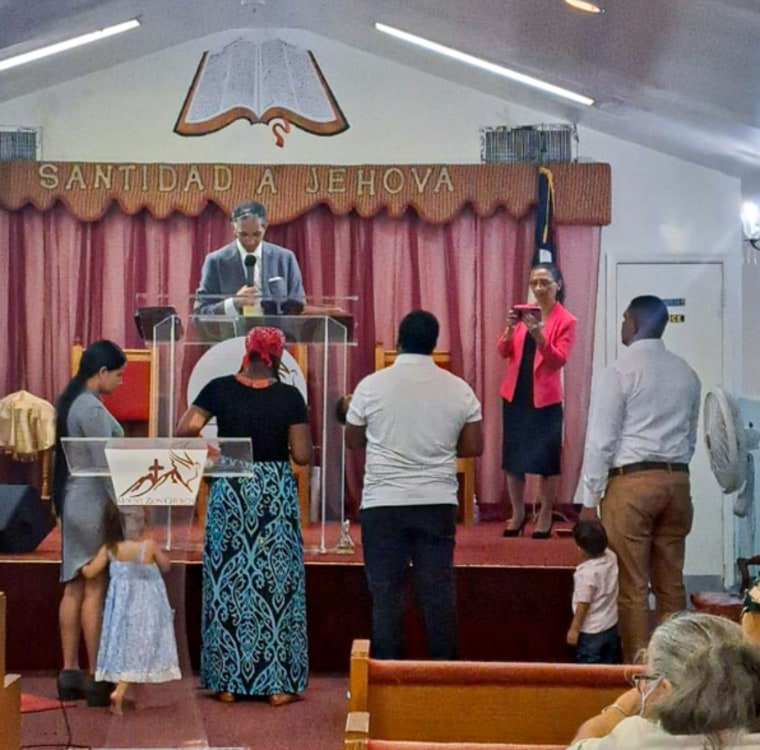 Centeno y Palacios presentan a su hijo menor, Jeremías, en la iglesia.