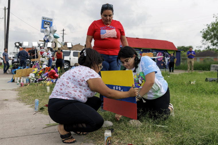 Una ofrenda a las víctimas del atropellamiento afuera de un refugio de migrantes en Brownsville, Texas, el 28 de mayo de 2023.