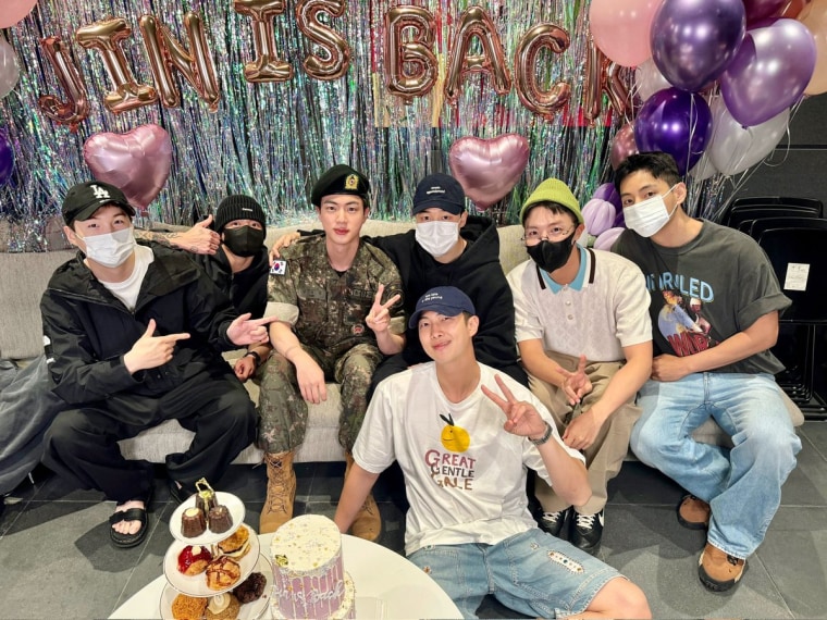 BTS ponownie łączy się po zwolnieniu Jin z południowokoreańskiego wojska.