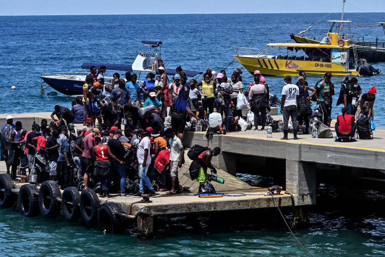 Migrantes retidos de Cuba, Haiti e vários países africanos chegam a Capurgana, Colômbia, perto da fronteira com o Panamá, em 31 de julho de 2021. 