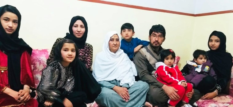 Zahra Shahnoory（左）和家人合影